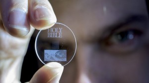 5 dimenziós üveglemez, ami 360 TB-nyi adatot képes tárolni