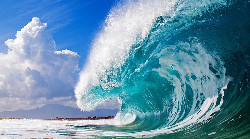 A hullámok sokszínűségét örökíti meg a fotós